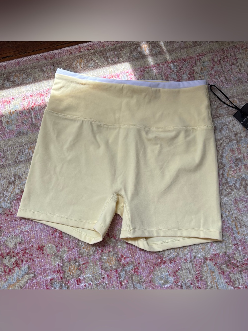 NWT \\ contrast band active shorts